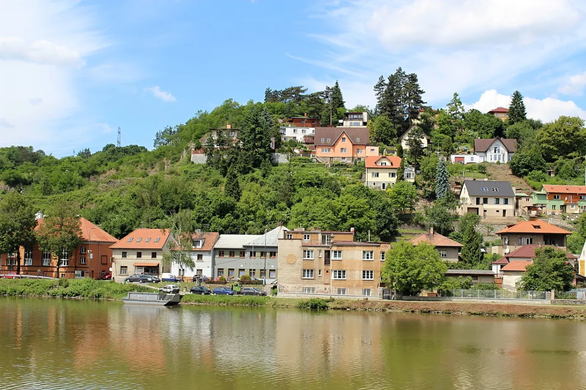 Zástavba městyse Davle na svahu nad Vltavou, pohled z pravého břehu