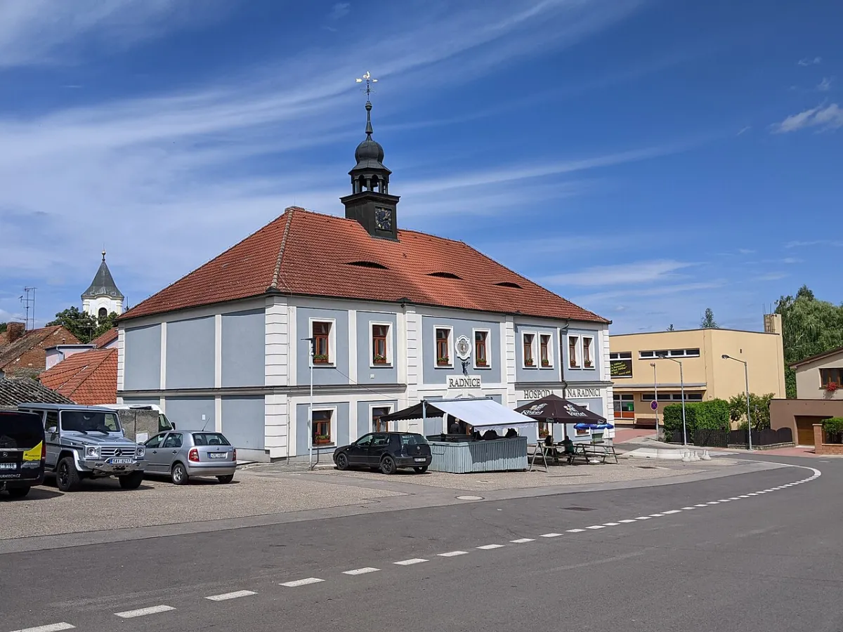 Budova radnice na Mírovém náměstí v Netvořicích