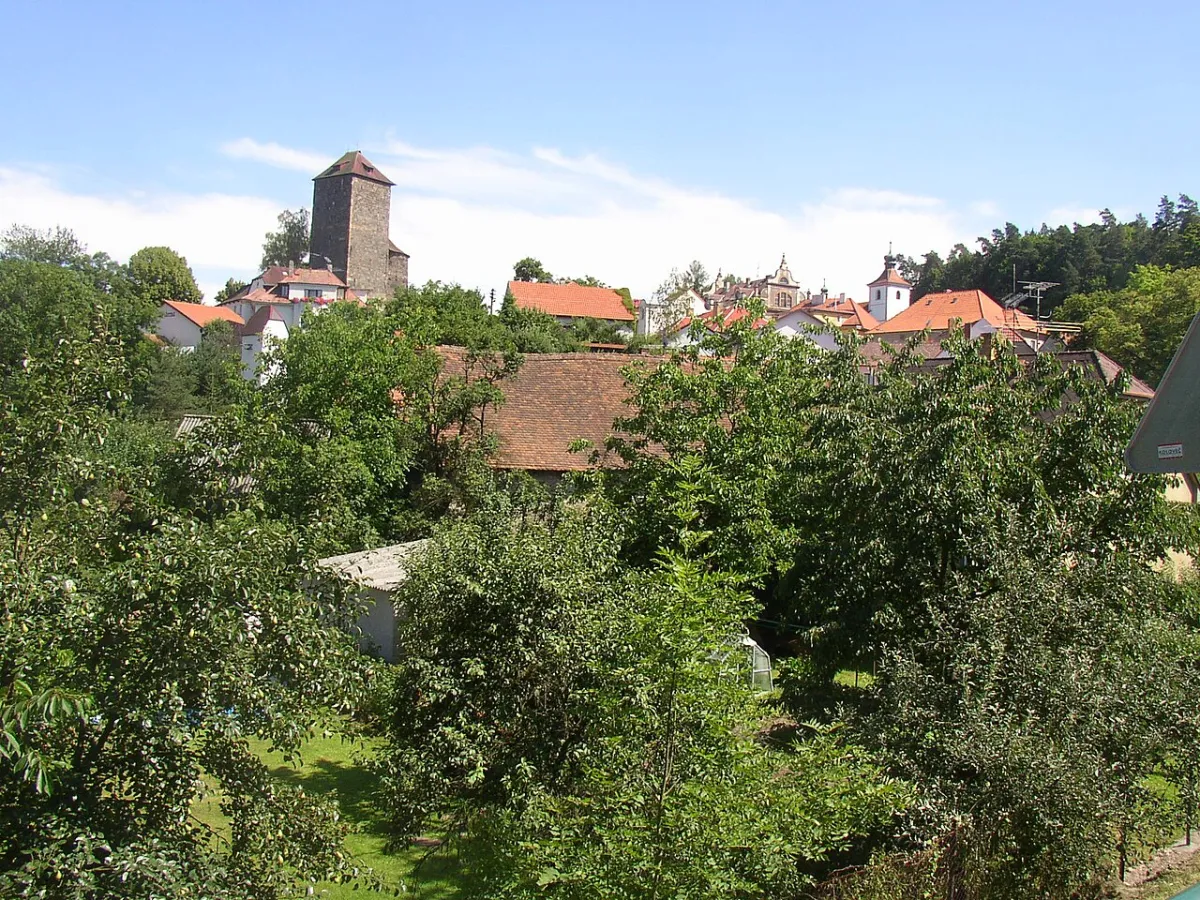 Věž hradu a střechy zástavby v Týnci nad Sázavou